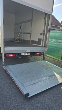 Dopravce Nákladní vozidlo ford transit truck with tail lift v Dilbeek Belgie
